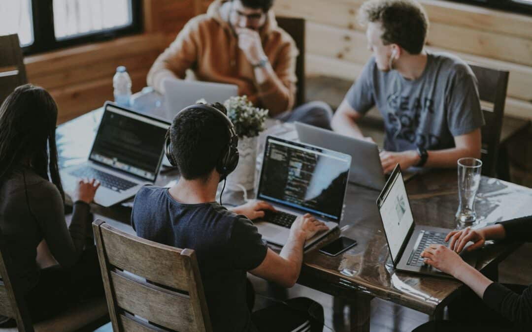 Cómo reducir costos tecnológicos con el alquiler de laptops en Perú